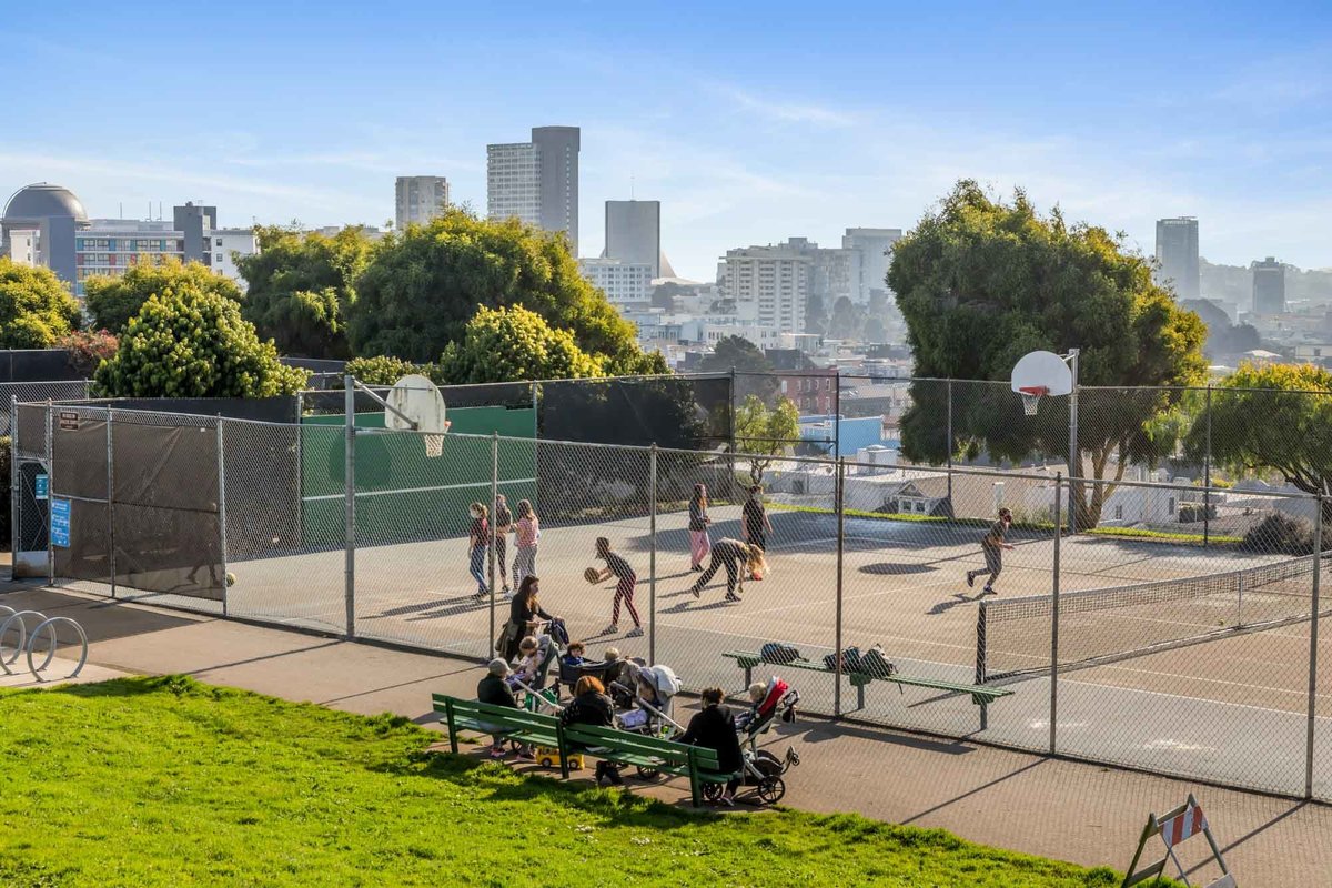 Sport courts in Alta Plaza Park