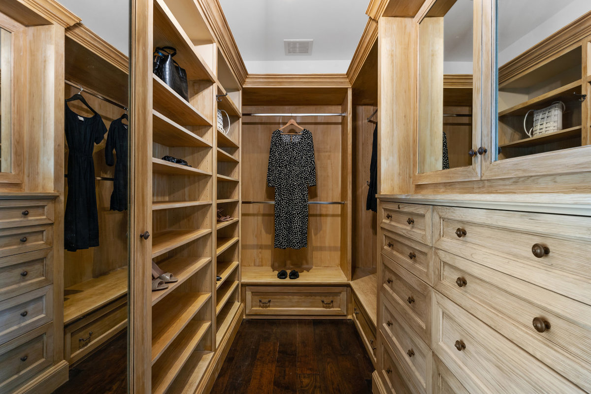 Primary suite walk-in closet