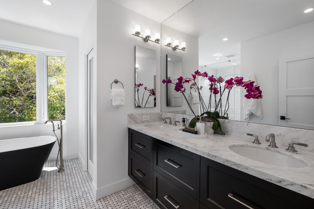 Primary ensuite bath, dual sinks, WC