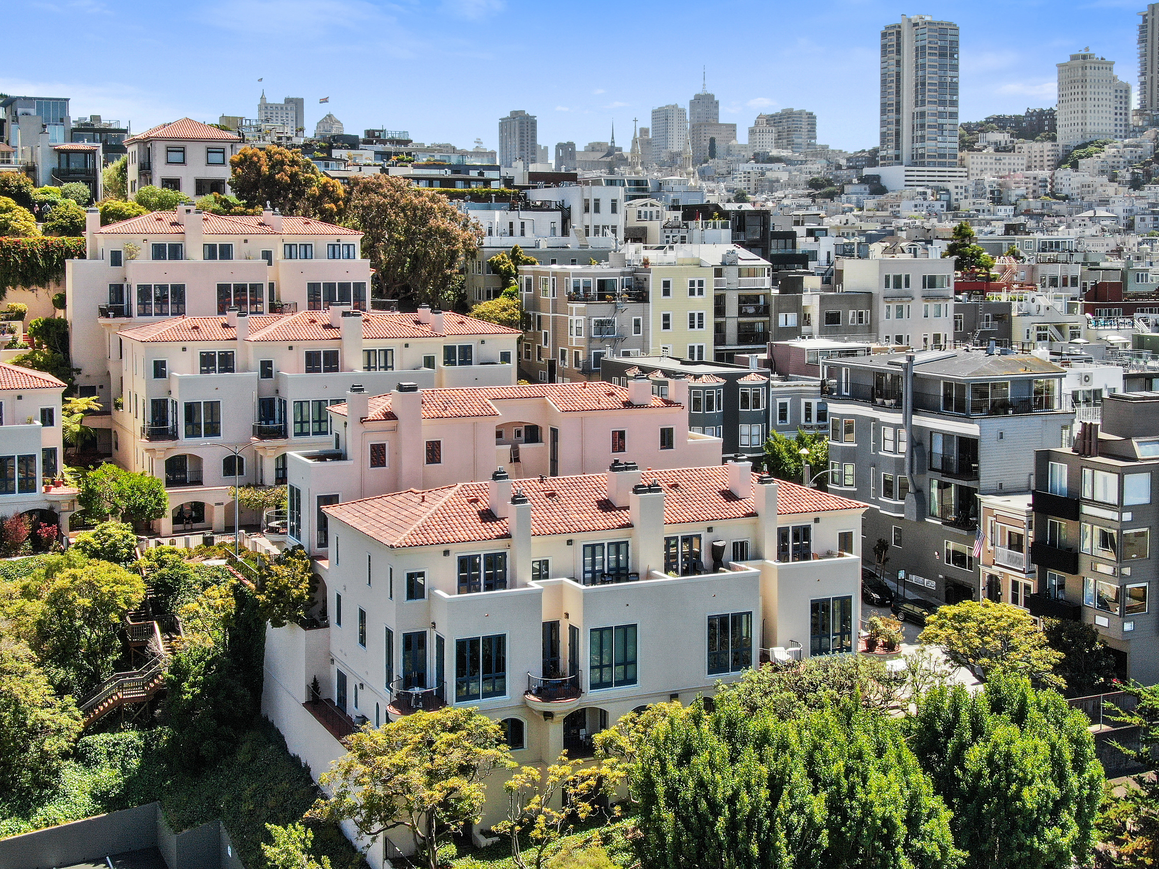 Ideally located in close proximity to the Ferry Building and Farmers’ Market, Exploratorium, Jackson Square, North Beach and Financial District