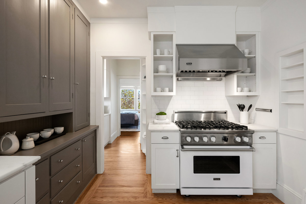 Kitchen leads to laundry/pantry