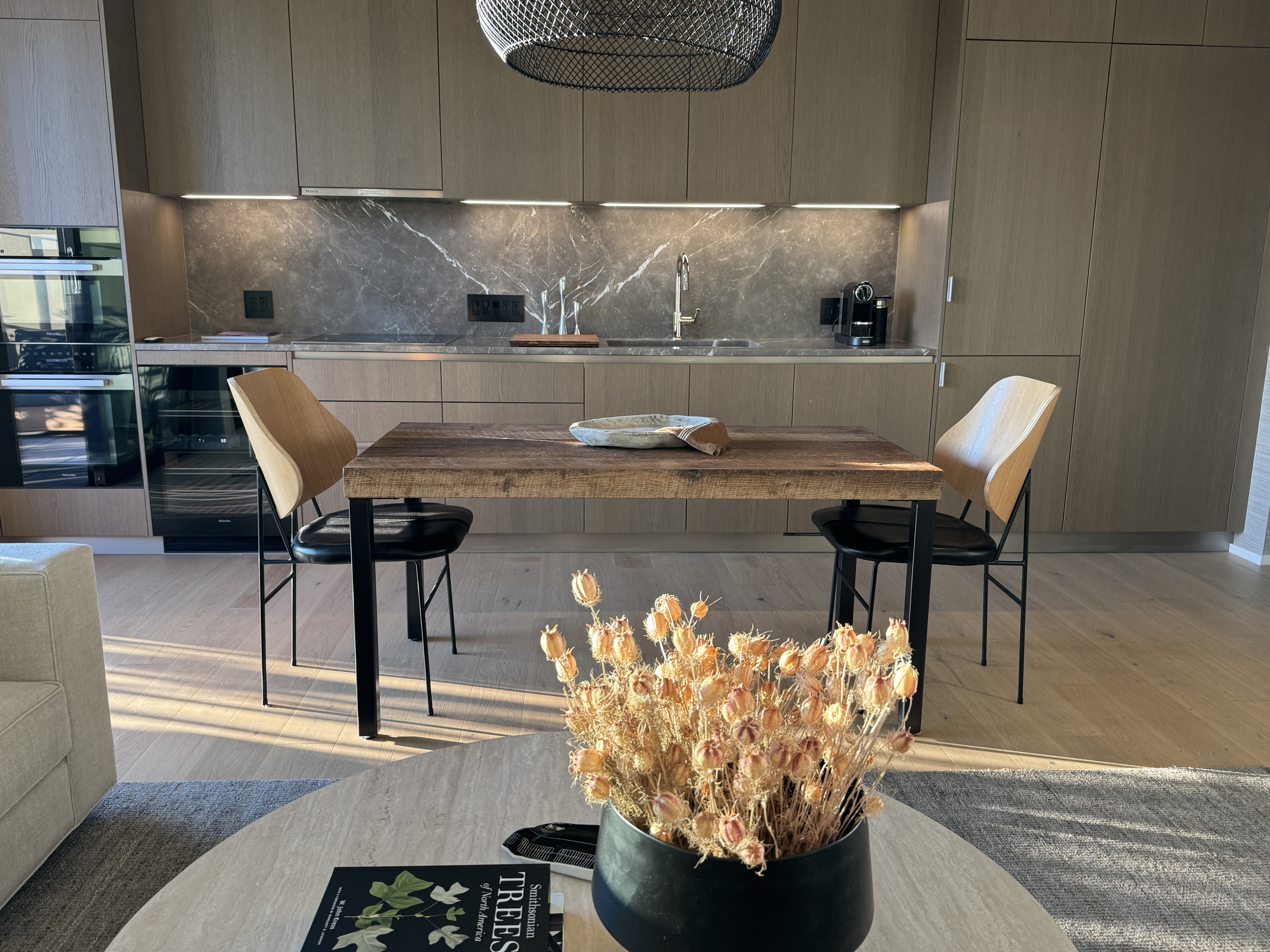 Miele appliances, Grigio Collemandina marble kitchen, table for four