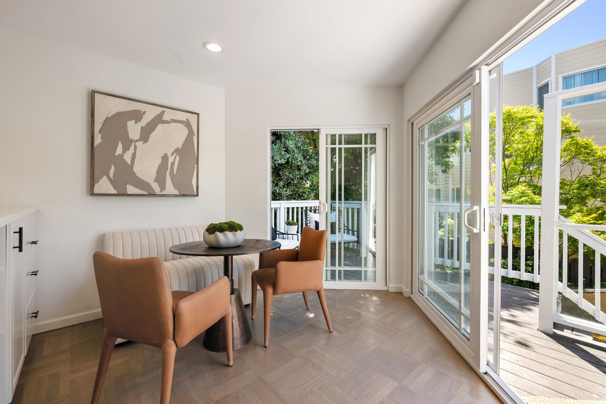 Eat-in area with corner doors to wrap around deck